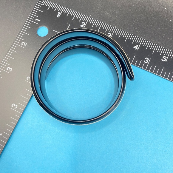 Black Twist Bracelet Enameled Snakeskin Bangle - Picture 5 of 6